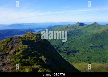 Wanderer auf Pyramide Berg mit Blick in Richtung Shelikof Strait und Hans Larsen Bay, Kodiak Island, Alaska Stockfoto