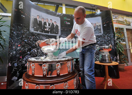 Fed Cup (links) und Davis Cup (rechts), Tennis-Trophy gewann in diesem Jahr durch die tschechischen Tennisspieler werden in Prostejov, Tschechische Republik am 14. Dezember 2012 installiert. Im Rahmen des Festabends der Meister und Medaillengewinner sind Trophäen ausgestellt. (CTK Foto/Ludek Perina) Stockfoto