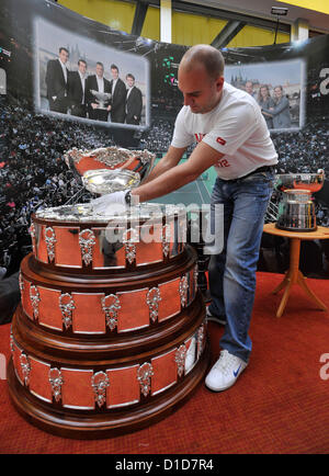 Fed Cup (links) und Davis Cup (rechts), Tennis-Trophy gewann in diesem Jahr durch die tschechischen Tennisspieler werden in Prostejov, Tschechische Republik am 14. Dezember 2012 installiert. Im Rahmen des Festabends der Meister und Medaillengewinner sind Trophäen ausgestellt. (CTK Foto/Ludek Perina) Stockfoto