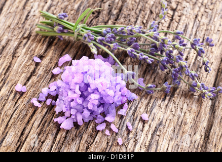 Haufen von Lavendel und Meersalz auf einem Holztisch. Stockfoto