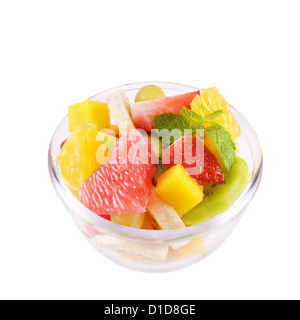 Glasschale mit gemischter Obstsalat auf weißem Hintergrund Stockfoto