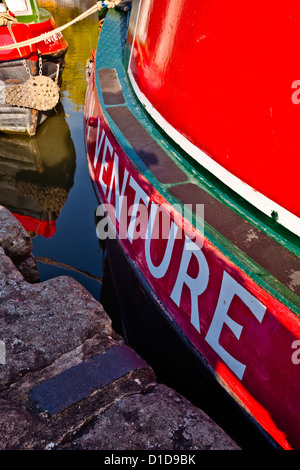 Ein Kanalboot durch Kai vertäut. Stockfoto