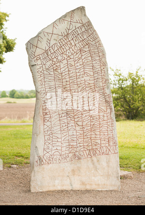 Alte historische nordischen Runen in Stein graviert. Die Stein befindet sich am Rok in Ostergotland in Schweden Stockfoto