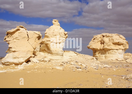 Wind, Sonne und Sand modelliert Kalksteine Skulpturen in Weiße Wüste, Ägypten Stockfoto