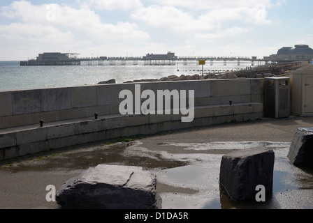 Splash-Punkt an der Promenade direkt am Meer in Worthing. West Sussex. England. Blick auf Pier. Stockfoto