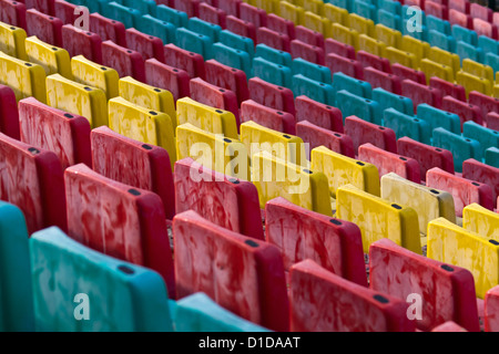 Bunte Plastikstühle im Friedrich-Ludwig-Jahn-Stadion in Berlin, Deutschland Stockfoto