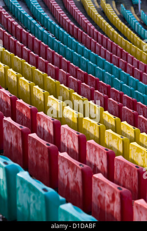 Bunte Plastikstühle im Friedrich-Ludwig-Jahn-Stadion in Berlin, Deutschland Stockfoto