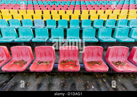 Bunte Plastikstühle im Friedrich-Ludwig-Jahn-Stadion in Berlin, Deutschland Stockfoto