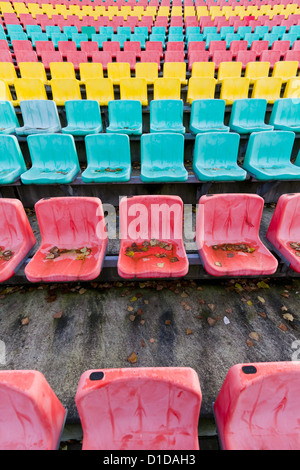 Bunte Plastikstühle im Friedrich-Ludwig-Jahn-Stadion in Berlin, Deutschland Stockfoto