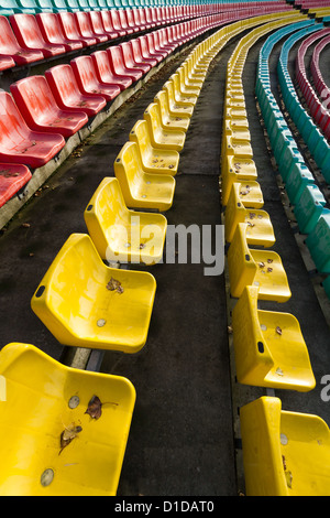 Bunte Plastikstühle im Friedrich-Ludwig-Jahn-Stadion in Berlin, Deutschland Stockfoto