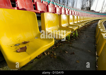 Bunte Plastikstühle im Friedrich-Ludwig-Jahn-Stadion in Berlin, Deutschland Stockfoto