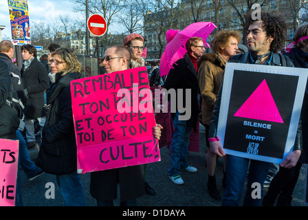 Paris, Frankreich, Act Up Aids Aktivisten marschieren in der Homosexuellen Heirat Demonstration, mit vielen LGBT Aktivismus Gruppen, halten Protestzeichen, Straße 'packen Sie Ihren Papst um und kümmern Sie sich um Ihren Cult », rosa Dreieck Schwulen Stockfoto