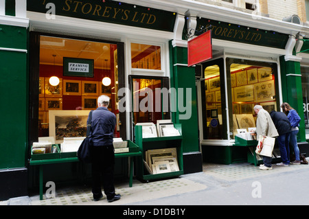 Menschen Surfen in den Schaufenstern der Buchhandlungen in Cecil Court im Zentrum von London. Stockfoto