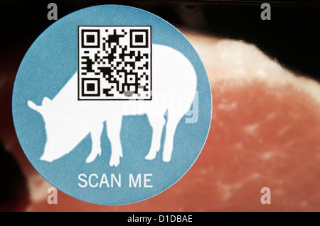 QR-Codes auf verpackten Fleisch Links zu Supermärkten Website mit Rezepten, Angaben der Lieferanten usw.. Stockfoto