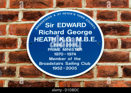 Eine blaue Plakette in Broadstairs zum Gedenken an den britischen Premierminister Ted Heath. Stockfoto