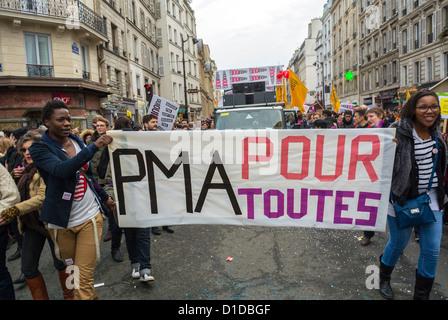 Paris, Frankreich, Afrikanische Frauen marschieren, Demonstranten halten Banner für MAP Surrogate Mutterschaft in LGBT-Aktivismus, Gleichstellung, Demonstration, frauenrechtsmarsch, Jugendaktivistin lgbt, Bürgerrechtszeichen, protestmarsch, Frauenaktivismus Stockfoto