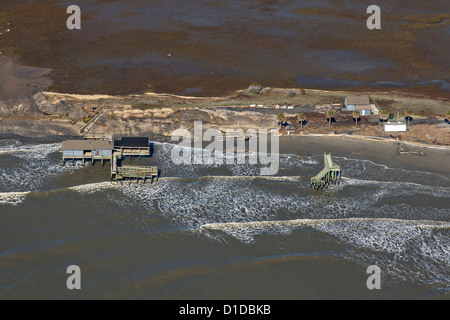 Luftaufnahmen zeigen Strand Erosion verlassen Strukturen stehen in den Atlantischen Ozean auf Folly Beach, South Carolina. Stockfoto