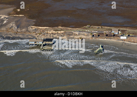 Luftaufnahmen zeigen Strand Erosion verlassen Strukturen stehen in den Atlantischen Ozean auf Folly Beach, South Carolina. Stockfoto