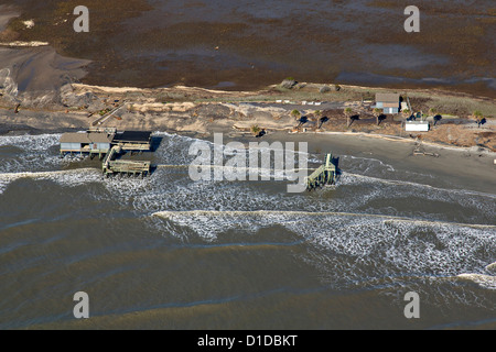 Luftaufnahmen zeigen Strand Erosion verlassen Strukturen stehen in den Atlantischen Ozean auf Folly Beach, South Carolina. Stockfoto