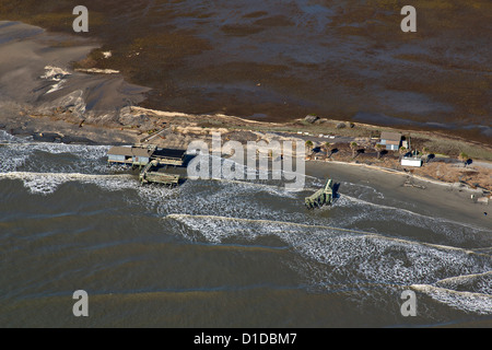 Luftaufnahmen zeigen Strand Erosion verlassen Strukturen stehen in den Atlantischen Ozean auf Folly Beach, South Carolina. Stockfoto