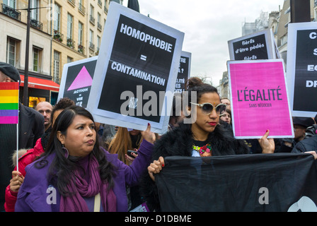 Paris, Frankreich, Frauen, die in einer Pro-Homosexuellen-Heiratsdemonstration mit vielen LGBT-Aktivismus-Gruppen einziehen, Act up Paris, Trans People Holding Trans Activist Protestschilder, gegen Homophobie, Act up Poster Stockfoto