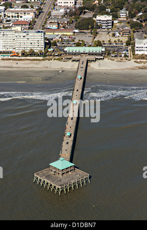 Antenne des Folly Beach Pier und auf Folly Beach, South Carolina. Stockfoto