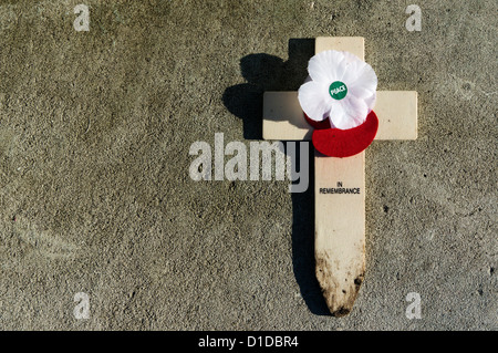 Ein einziges Kreuz auf dem Kriegerdenkmal in Bromley, Kent nach Erinnerung Sonntag. Stockfoto