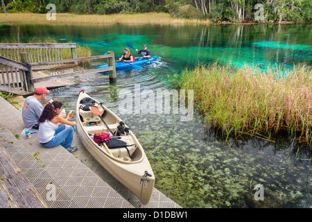 Kajakfahrer Halt für das Mittagessen auf dem Rainbow River in Dunnellon, Florida Stockfoto