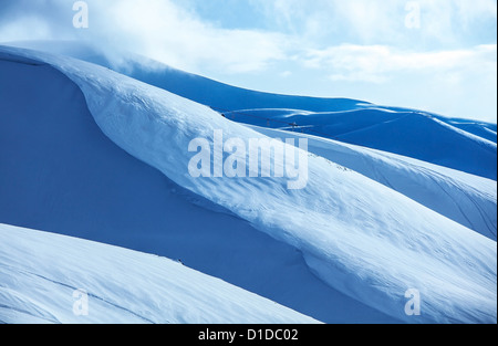 Foto der Gipfel der Berg weißer Schnee, sonnigen Tag im verschneiten Berge, ruhige Winterlandschaft, Winter Saison Stockfoto