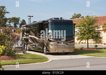 Luxus-Reisebus geparkt in RV Resort in Brunswick, Georgia, USA Stockfoto