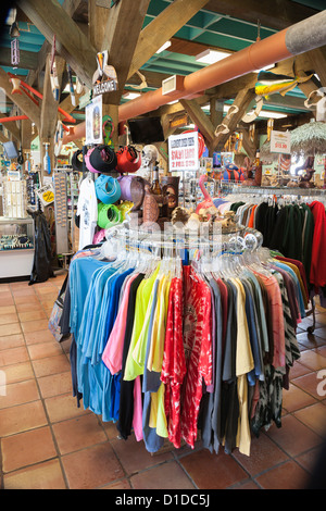 Kleidung und Souvenirs zum Verkauf im Souvenirladen in Cedar Key, Florida Stockfoto