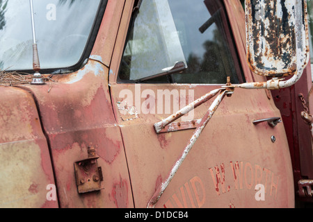 Detail der Tür und Spiegel auf alten antiken GMC Truck mit Rost und oxidierten Farbe Stockfoto