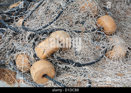 Nahaufnahme von Fischernetz mit Schwimmern Stockfoto