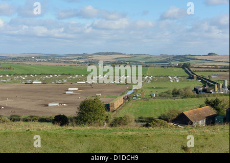 Blick auf Ackerland von Old Sarum Hügel Fort Erdarbeiten in der Nähe von Salisbury Wiltshire England UK Stockfoto