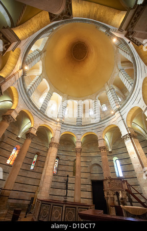 Das Innere des Bapistry von Pisa, Italien Stockfoto