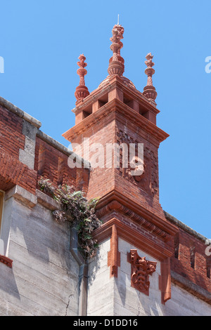 Turm mit reich verzierten Terrakotta Details entlang Wand auf Gebäude am Henry Flagler College in St. Augustine, Florida USA Stockfoto