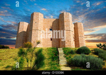 Die achteckige Burg Castel Del Monte, gebaut von Kaiser Frederick II in den vierzigen in der Nähe von Andria in Apulien, Italien Stockfoto