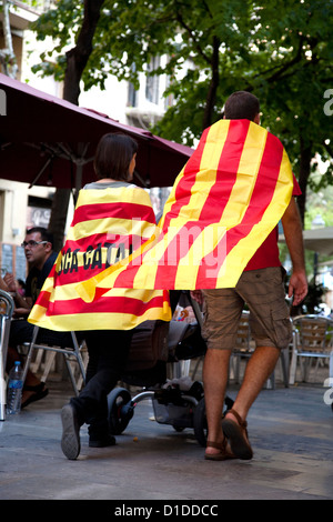 Katalanische paar tragen die katalanische Flagge Stockfoto
