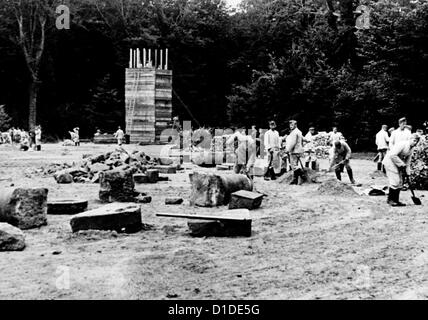 Französische Denkmäler im Ersten Weltkrieg (Monument Clairiere de l'Armistice) zur Unterzeichnung des Friedensvertrags im Wald Compiegne im Jahr 1918 entfernte die deutsche Wehrmacht nach dem Waffenstillstandsabkommen Compiegne zwischen Deutschland und Frankreich am 22. Juni 1940 die Nazi-Propaganda! Auf dem rückwärtigen Bild vom 10. August 1940: "Diese Denkmäler wurden von Compiegne entfernt nach der Unterzeichnung des Waffenstillstandsabkommens im historischen Wald Compiegne Skandalöse Versailles Vertrag endlich gelöscht Jetzt letzte Überreste diese Denkmäler entfernt nur das Denkmal Foch bleibt." Fotoarchiv für Zeitgeschichte Stockfoto