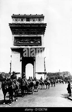 Invasion von Paris durch deutsche Truppen im Juni 1940 - Deutsche Soldaten marschieren am Arc de Triomphe vorbei. Fotoarchiv für Zeitgeschichte Stockfoto