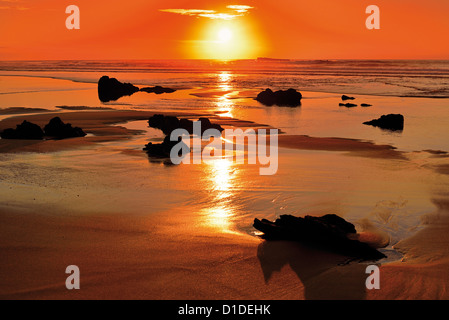 Portugal, Algarve: Malerische Sonnenuntergang und Ebbe am Strand von Amado Stockfoto