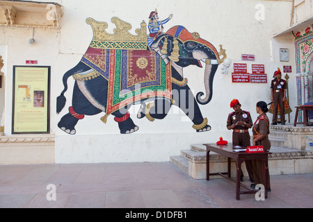 Wächter am Eingang zum Palast von Udaipur in Rajasthan Stockfoto