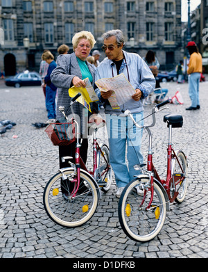 Ältere Touristen auf der Suche auf Karte in Stadtzentrum, Amsterdam, Niederlande, Europa Stockfoto