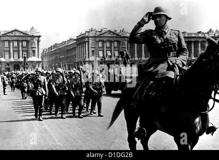 Deutsche Soldaten marschieren entlang des Triumphbogens auf dem Place de l'Etoile (heute: Charles de Gaulle) über die deutsche Invasion in Paris im Juni 1940. Fotoarchiv für Zeitgeschichte Stockfoto