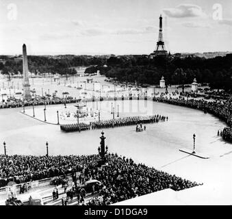 Die Menge wird bei einem Konzert einer deutschen Militärband der Air Force auf dem Place de la Concorde in Paris im Juli 1940 gezeigt. Fotoarchiv für Zeitgeschichte Stockfoto