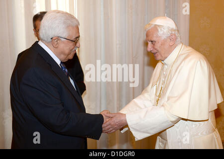 17. Dezember 2012 - Vatikanstadt - Palästinenserpräsident MAHMOUD ABBAS trifft sich mit Papst BENEDICT XVI während einer Privataudienz in der Bibliothek den Apostolischen Palast im Vatikan (Credit-Bild: © Thaer Ganaim/APA Images/ZUMAPRESS.com) Stockfoto