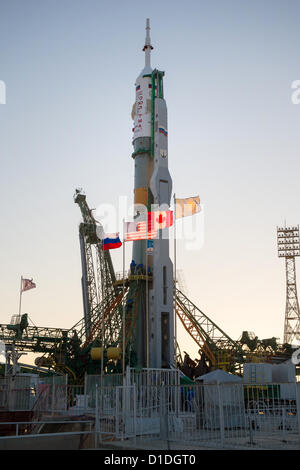 Eine Sojus-Rakete wird nach dem Roll-out zur Startrampe 17. Dezember 2012 am Weltraumbahnhof Baikonur in Kasachstan in Position gehoben.  Start der Sojus-Rakete ist für Dezember 19 geplant und schicken Expedition 34/35 Flight Engineer Tom Marshburn der NASA, Sojus-Kommandant Roman Romanenko und Expedition 35 Commander Chris Hadfield von der kanadischen Raum (CSA) auf einer fünfmonatigen Mission an Bord der internationalen Raumstation ISS. © Planetpix / Alamy Live News Stockfoto