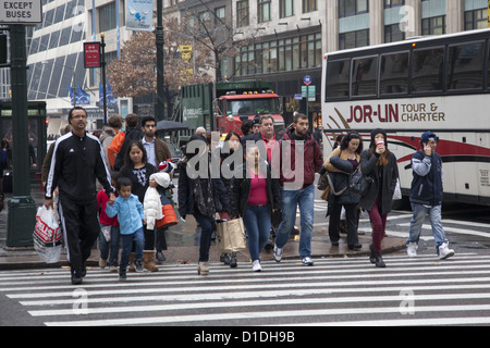 Es gibt ein konstanter Strom von Käufern und Touristen entlang der 5th Avenue in Midtown Manhattan. Stockfoto