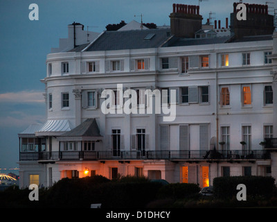 Sussex Square in Kemp Town, Brighton in den Abend. Stockfoto