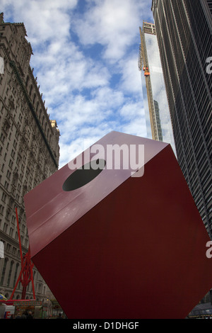 Isamus 28-Fuß hohen Stück von Kunst im öffentlichen Raum Red Cube in der Plaza von HSBC bei 140 Broadway im Financial District, NYC Stockfoto